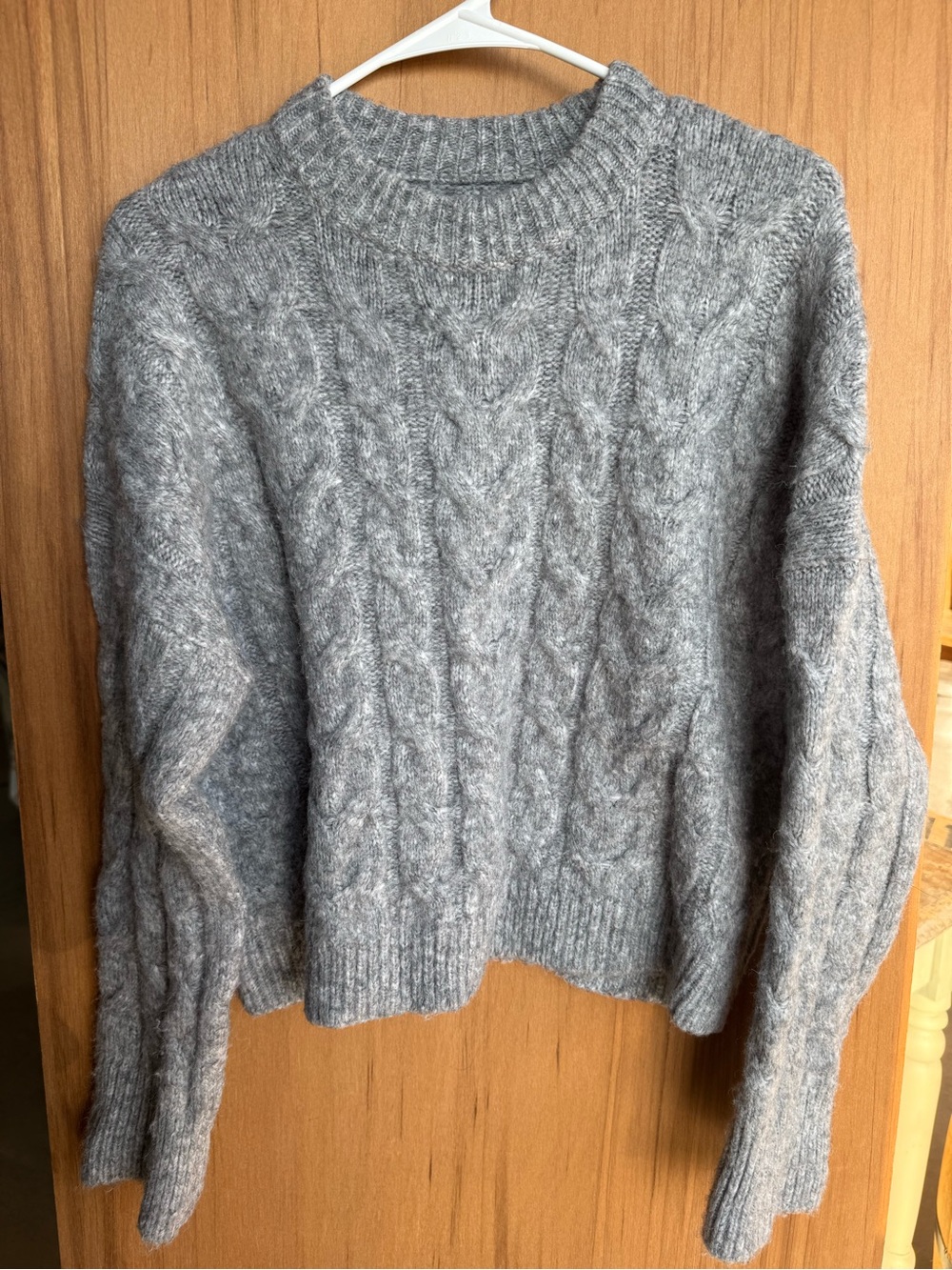 Abercrombie & Fitch Cable Knit Sweater XS Gray Super Soft Cozy Chunky Preppy